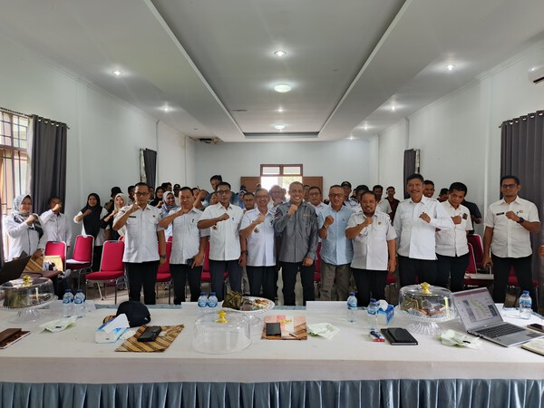 Foto Bersama Focus Group Discussion (FGD) terkait Environmental and Social Framework (ESF) di Kolaka Timur, Sulawesi Tenggara.